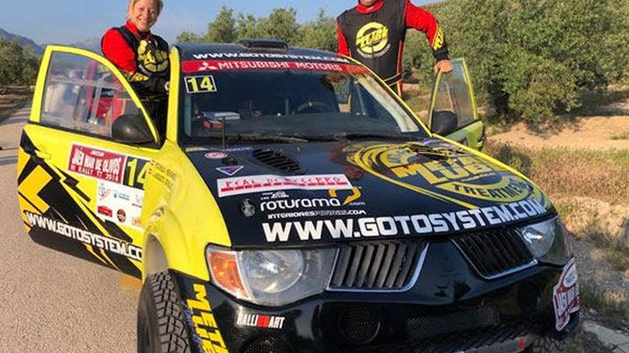 Pochola y José Augusto, con el nuevo coche.