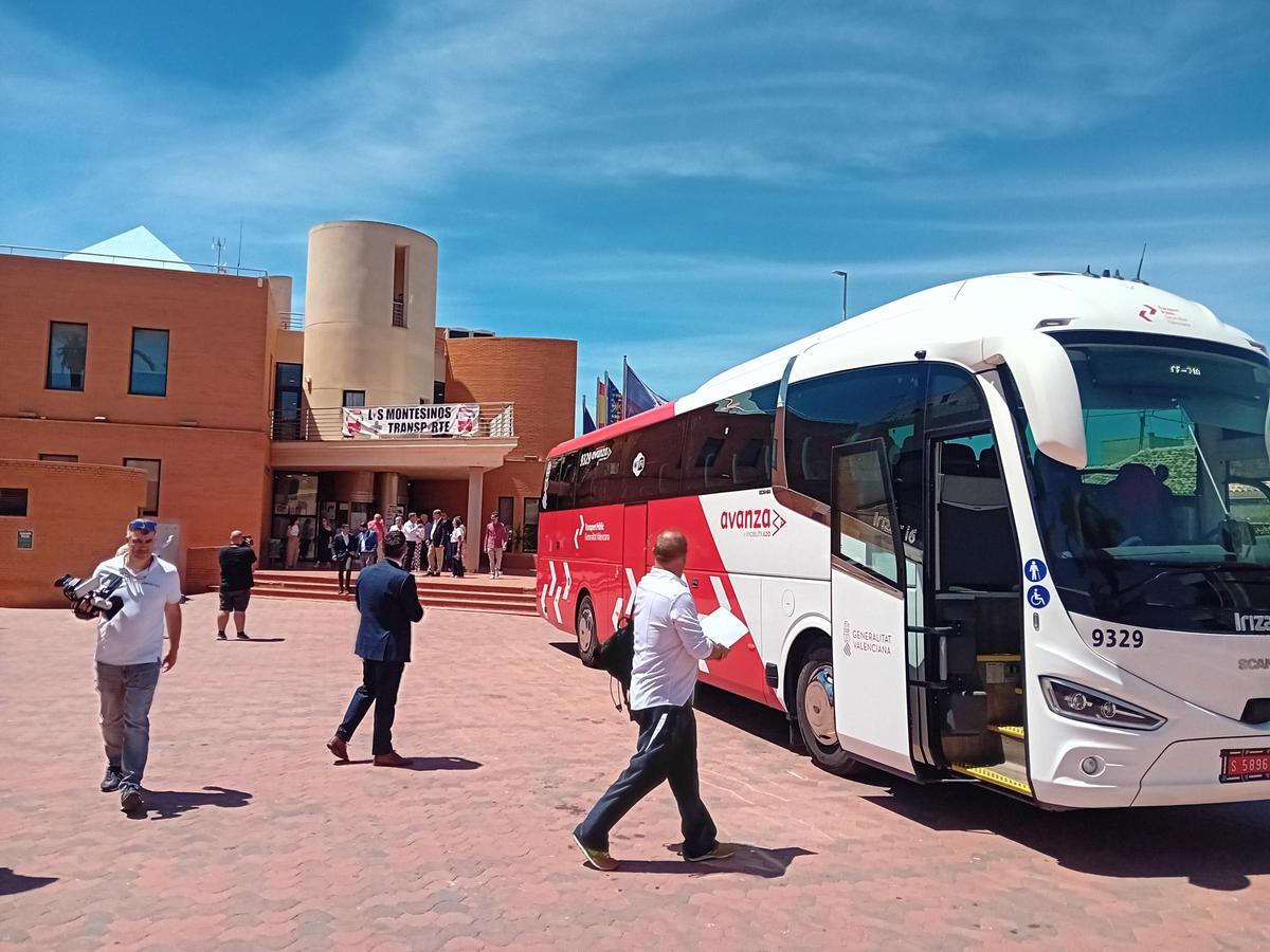 La Generalitat presenta en Los Montesinos una nueva ruta de autobuses en la Vega Baja