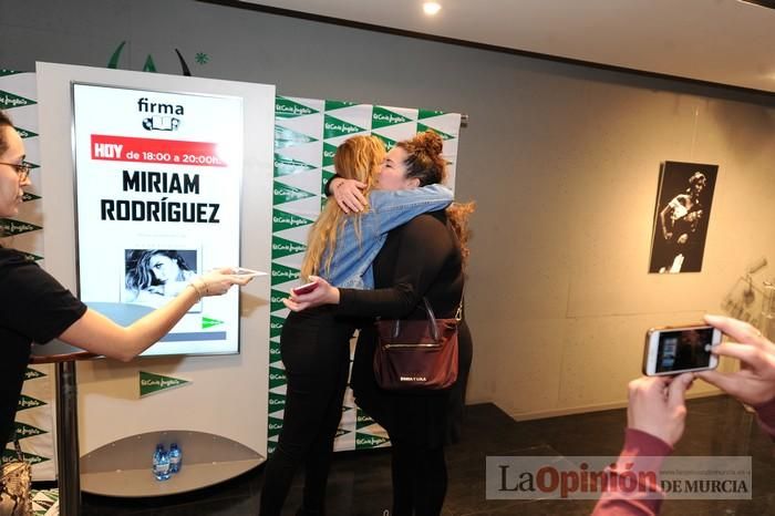 Miriam Rodríguez firma discos en El Corte Inglés