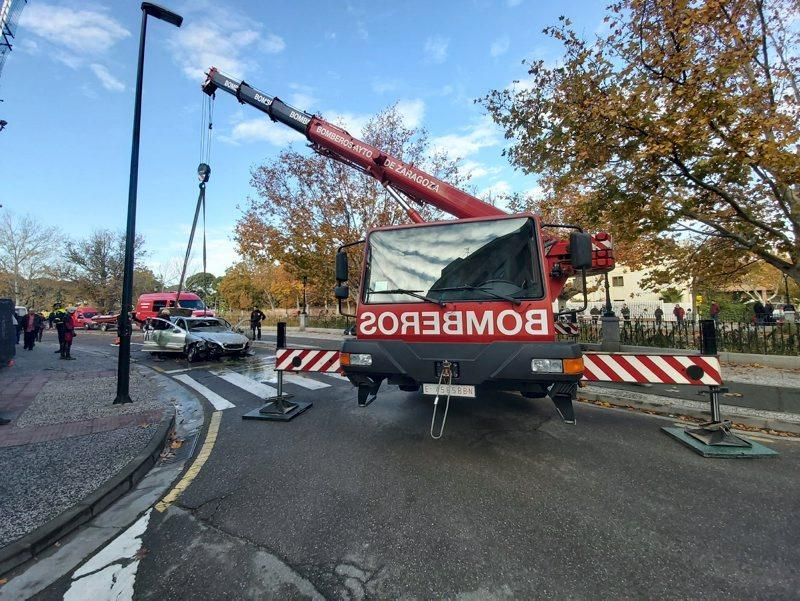 Los Bomberos de Zaragoza sacan un vehículo del canal