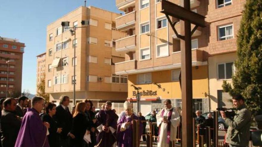 Bendición por parte del obispo de la cruz de hierro instalada en la entrada de la iglesia. A la derecha, Murgui dentro del templo con la alcaldesa en segundo plano.