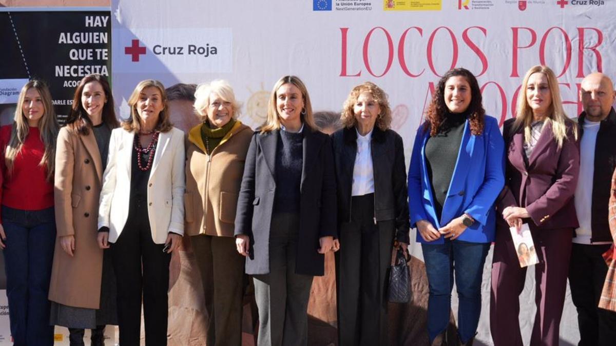 Autoridades en la presentación de la iniciativa 'Locos por acoger'.