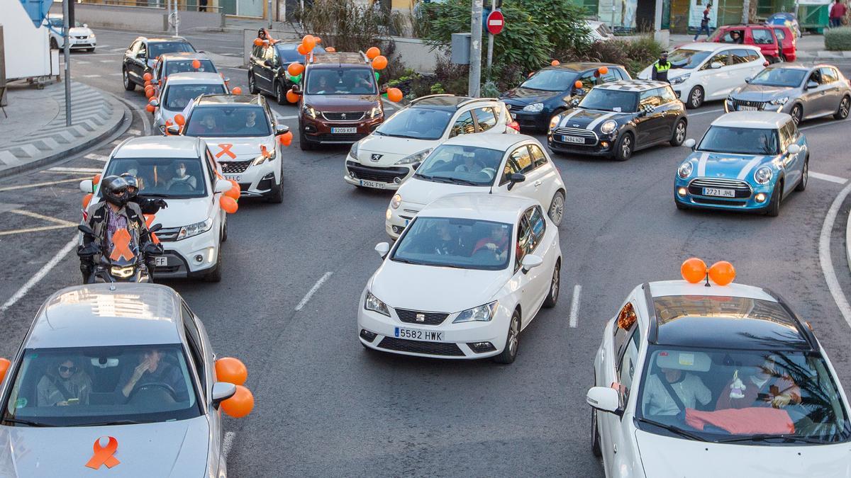 La protesta contra la ley Celaá llena de coches el centro de Alicante