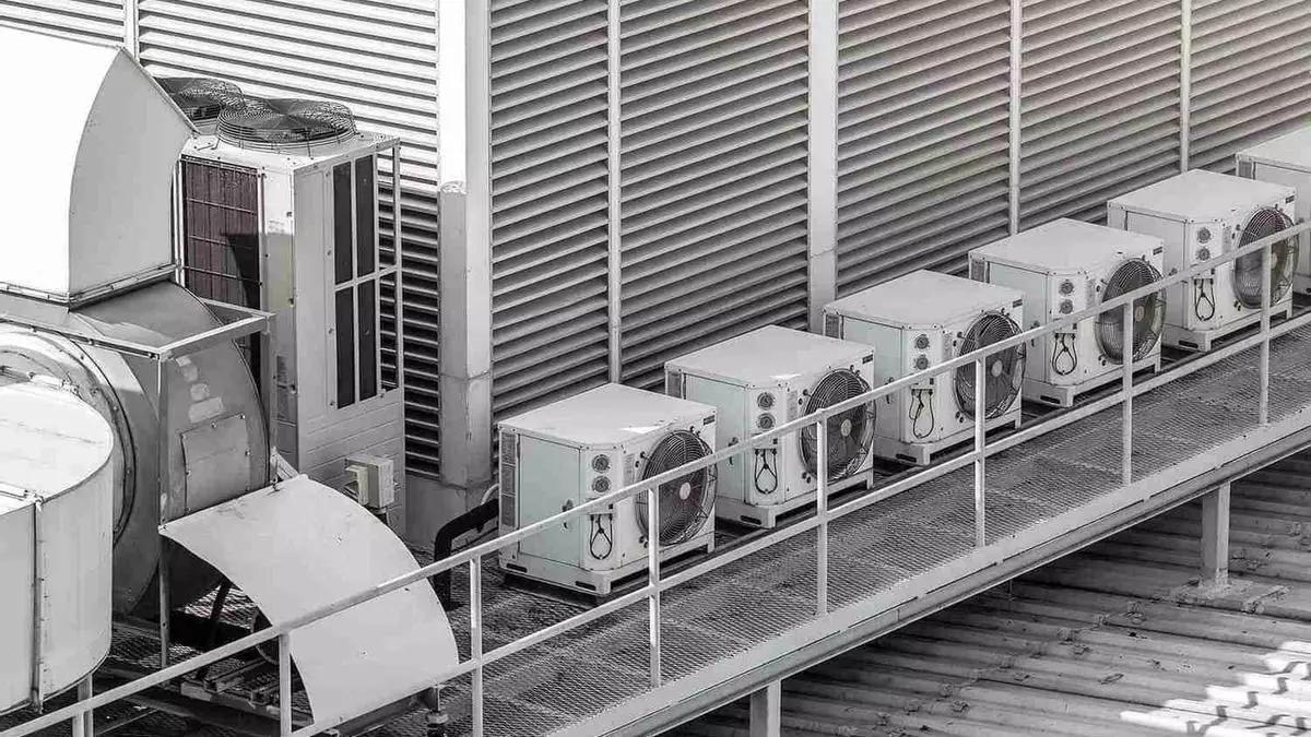 Adiós al aire acondicionado: prohibida su instalación en la fachada sin autorización de todos los vecinos