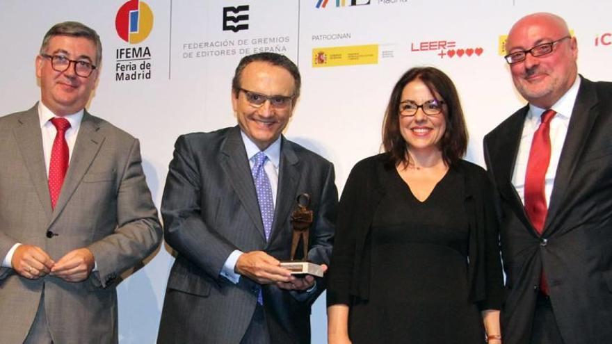 Javier Moll (segundo por la izquierda) y Ángeles Rivero durante la recogida del premio.