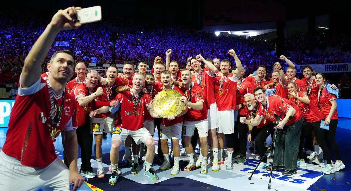 Los daneses se hacen un selfi con el trofeo. |  AP