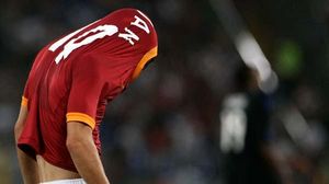 Targeta vermella per a Bojan per desviar la pilota amb les mans en el partit Fiorentina-Roma.