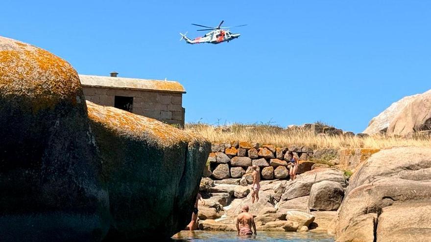 Maniobras de rescate en la isla de Rúa: así fue el simulacro de Salvamento Marítimo.