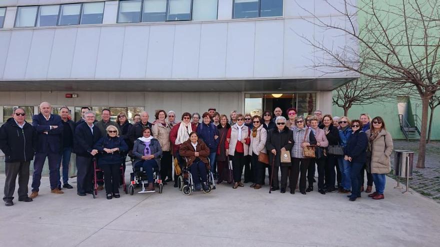 La gente mayor de Museros visita la planta de residuos de Quart