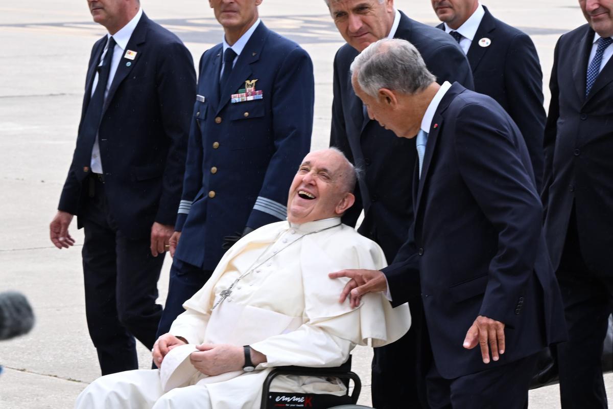 Lisbon (Portugal), 02/08/2023.- Pope Francis is welcomed by Portugal’s President Marcelo Rebelo de Sousa (R) upon his arrival at Figo Maduro airbase in Lisbon, Portugal, 02 August 2023. The Pontiff will be in Portugal on the occasion of World Youth Day (WYD), one of the main events of the Church that gathers the Pope with youngsters from around the world, that takes place until 06 August. (Papa, Lisboa) EFE/EPA/MAURIZIO BRAMBATTI