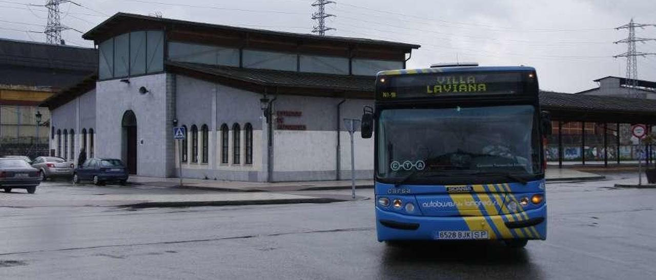 Un autobús de la línea Riaño-Laviana, a la altura de la estación de La Felguera.