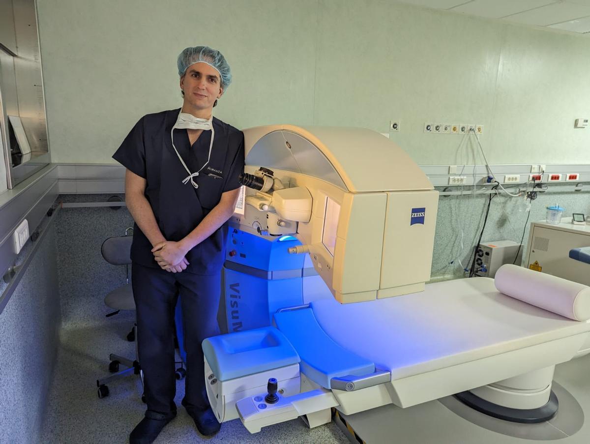 El doctor junto a la tecnología que le permite practicar la novedosa intervención