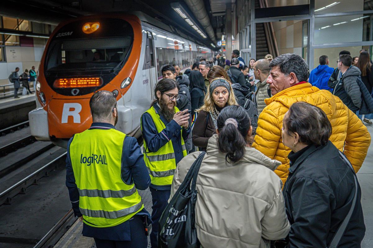 Usuarios de Rodalies esperan en la vía ante las afectaciones del tren. Foto de archivo.