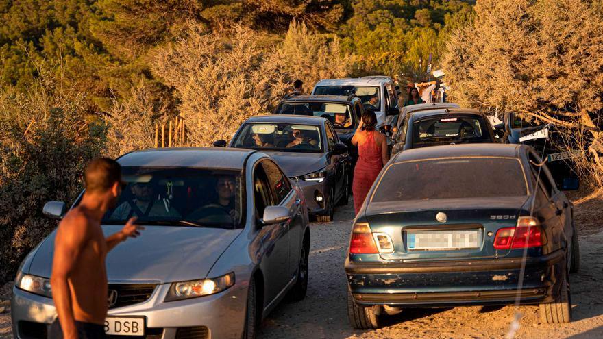 Caos circulatorio para ver uno de los mejores atardeceres de Ibiza, frente a es Vedrà