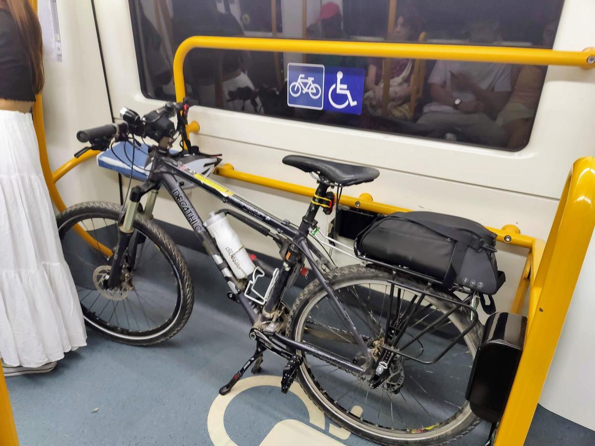 Las bicicletas deben situarse en las zonas reservadas junto a las cabinas de conducción