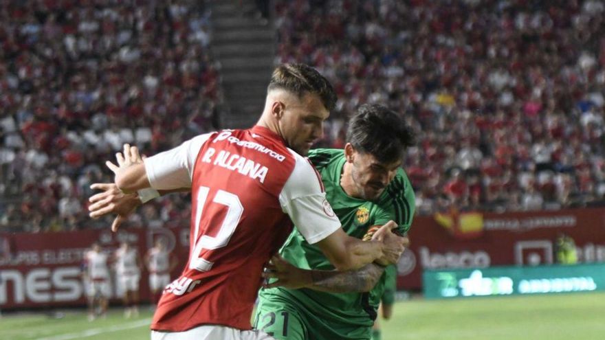 Raúl Alcaina, en la eliminatoria de play off ante el Nástic. | ISRAEL SÁNCHEZ