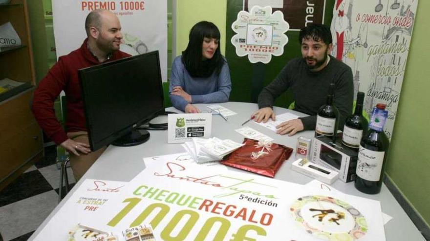 Jorge Fuentes, Luz Fraga y Alfredo González, ayer, presentando la campaña Santas Tapas.//Bernabé/V. Espiño