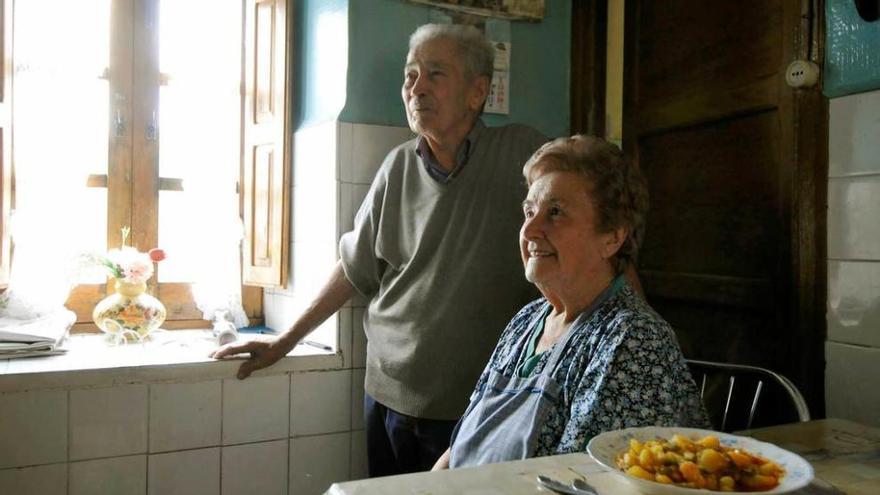 Tere García y Luis Fueyo, sentados a la mesa en su casa de Los Torneros.