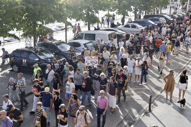 Los vecinos de Cimavilla salen a la calle contra el paseo Gastro de Gijón (en imágenes)