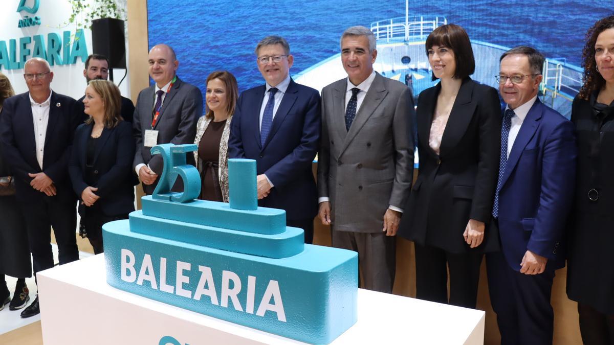El presidente Ximo Puig junto a Adolfo Utor, en el estand de Baleària en Fitur
