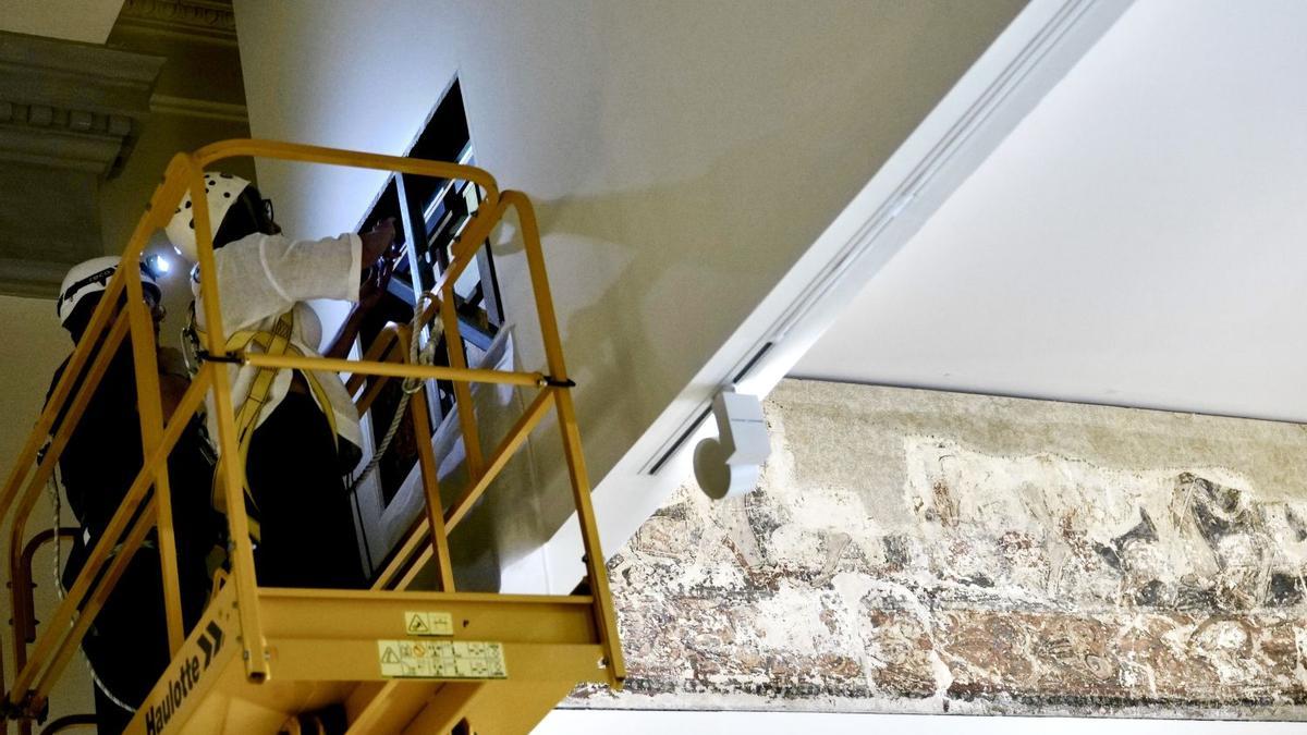 Los técnicos de Aragón analizan las pinturas de Sijena en el MNAC, en una imagen de archivo.