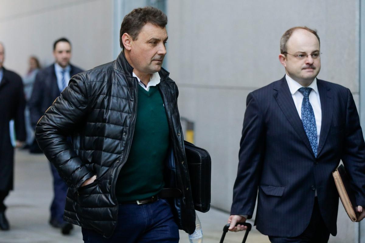 Juan Antonio Fernández, administrador de la empresa Alcedo de los Caballeros, encargada de la ejecución de las obras de la residencia, con su abogado.