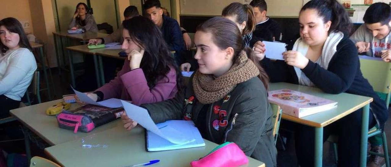 Alumnado de Secundaria, durante una clase. // FdV