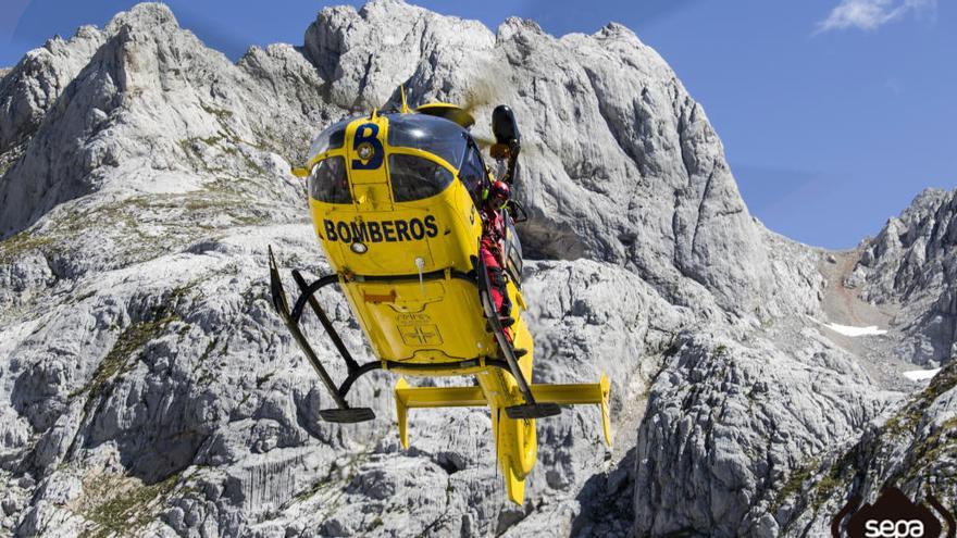 EL helicóptero del Sepa, durante el rescate al montañero vasco.