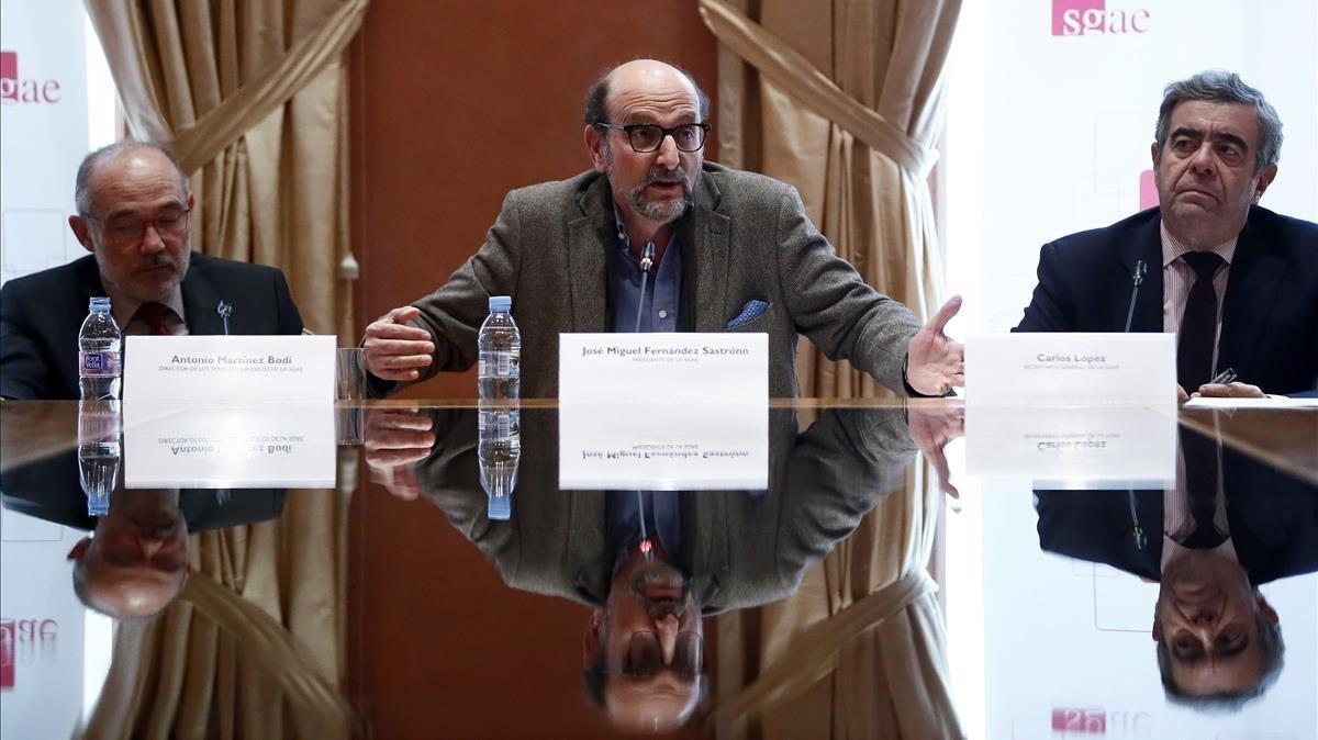 José Miguel Fernández Sastrón, en el centro, en la rueda de prensa de la SGAE de este jueves. José Miguel Fernández Sastrón, en el centro, en la rueda de prensa de la SGAE de este jueves.