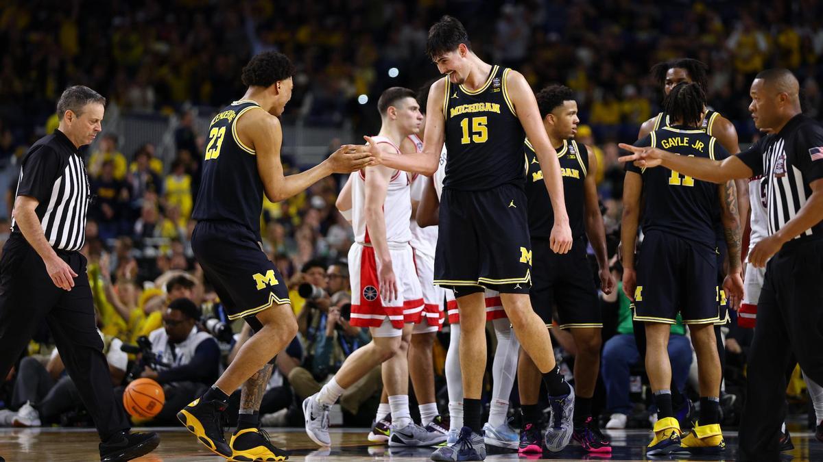 Aday Mara realiza un mate en una de sus jugadas destacadas de la semifinal contra Arizona
