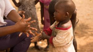 Archivo -  Un niño de Guinea aprende a lavarse las manos correctamente