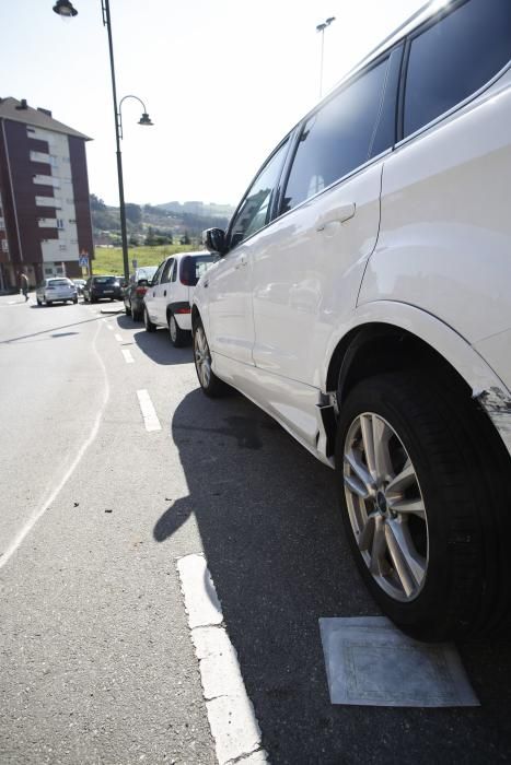 Los coches dañados por un vehículo en La Luz, Avilés