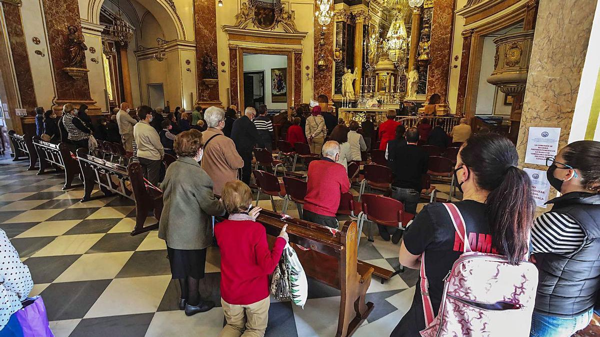 Los servicios religiosos en la Basílica empiezan a registrar aforos completos. | F. CALABUIG