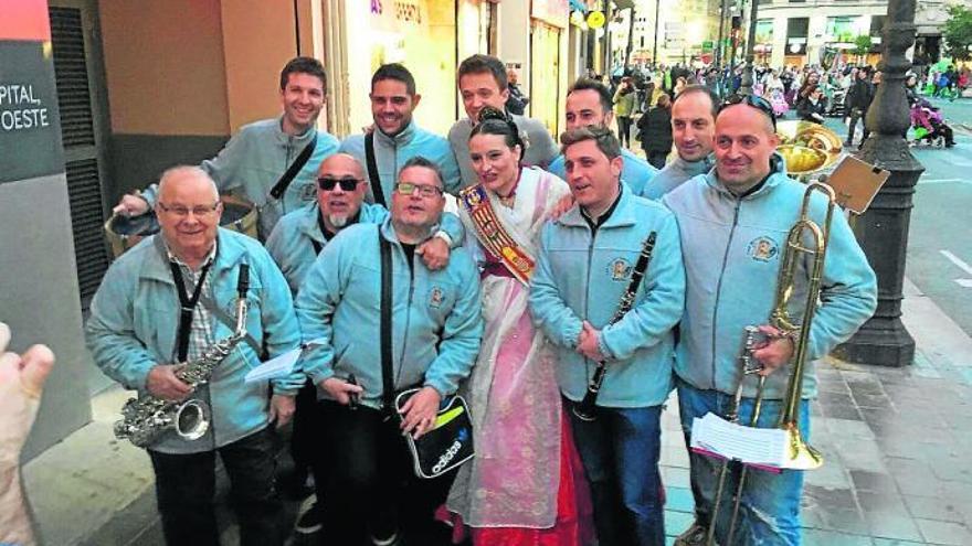 Mónica Oltra posa con una banda de música