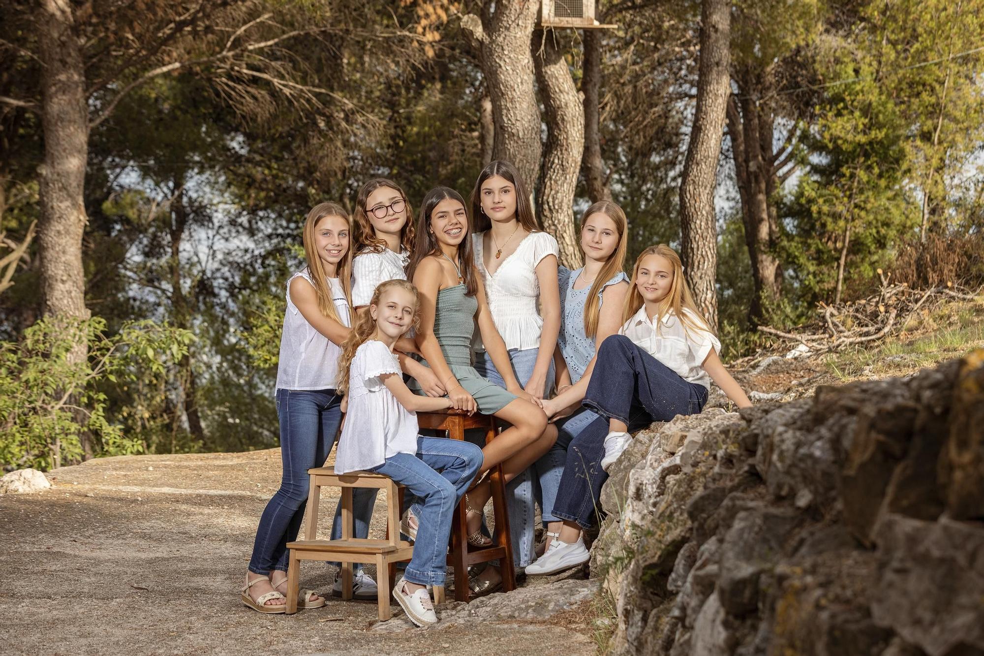 Las seis niñas en una imagen distribuida por la Federació de Falles d'Oliva.
