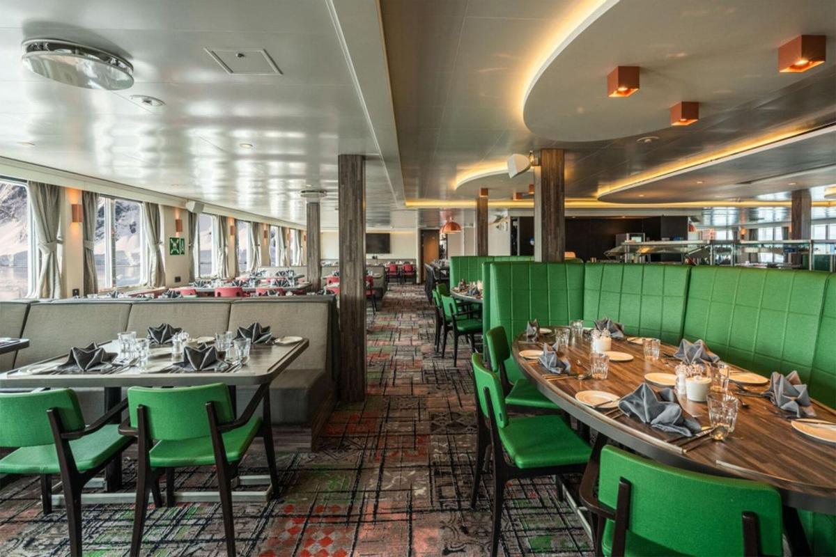 Esta imagen sin fecha y sin ubicación publicada el 4 de mayo de 2026 por Oceanwide Expeditions muestra un comedor dentro de un barco Oceanwide Expeditions. Esta imagen sin fecha y sin ubicación publicada el 4 de mayo de 2026 por Oceanwide Expeditions muestra un comedor dentro de un barco Oceanwide Expeditions.