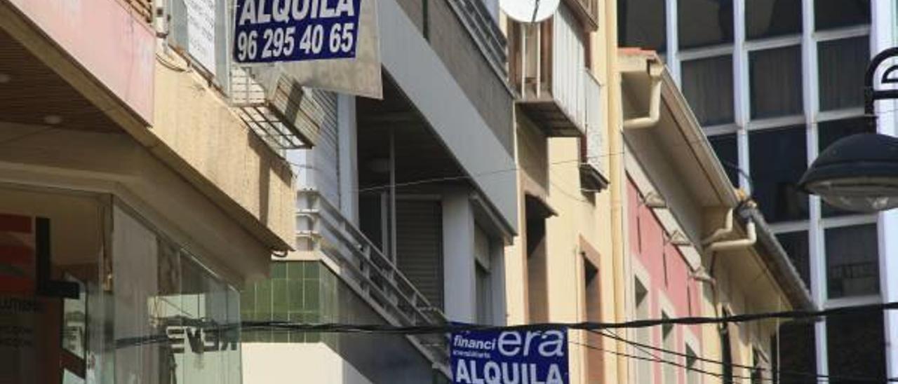 Pisos en alquiler en la calle Major de Gandia, en una imagen de archivo.