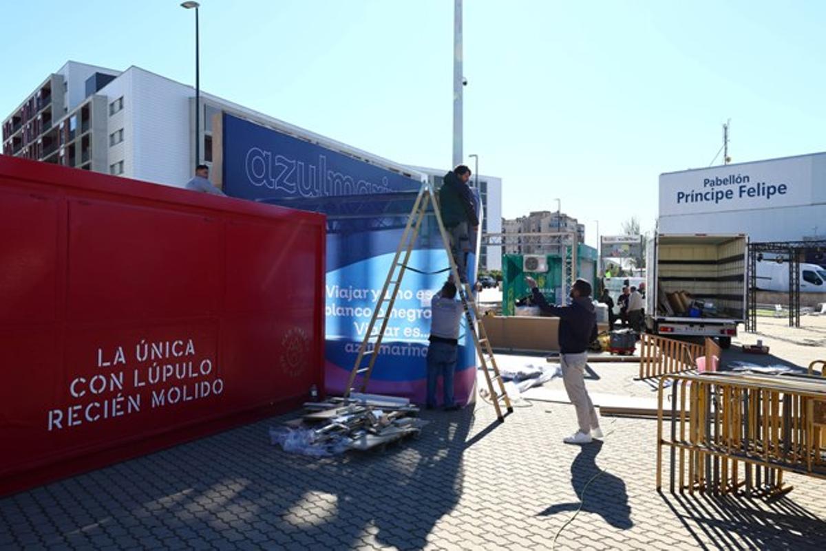 Montaje de la Fan Zone junto a las taquillas del Príncipe Felipe.
