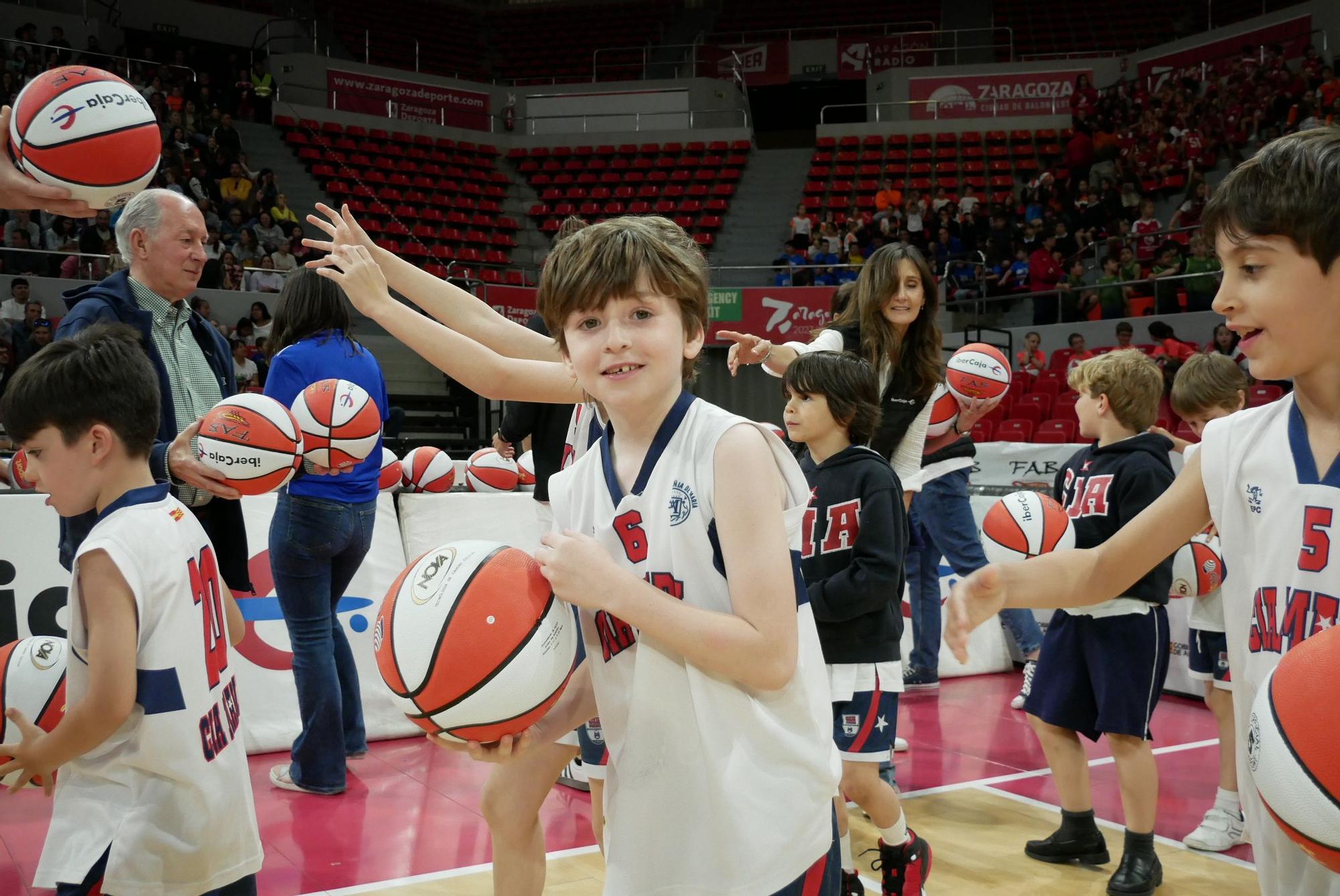 EN IMÁGENES | Reparto de balones de "Liga de Escuelas Ibercaja" en el Príncipe Felipe