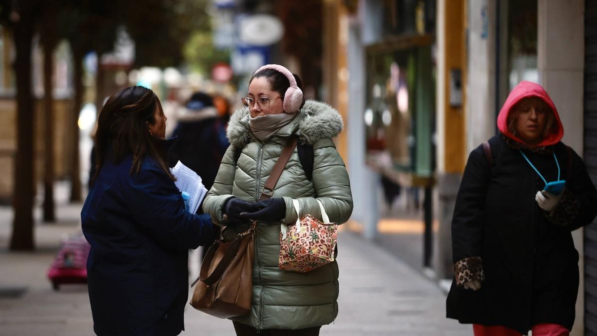 Pese a la ligera subida de las temperaturas, los cordobeses han salido a la calle bien abrigados.