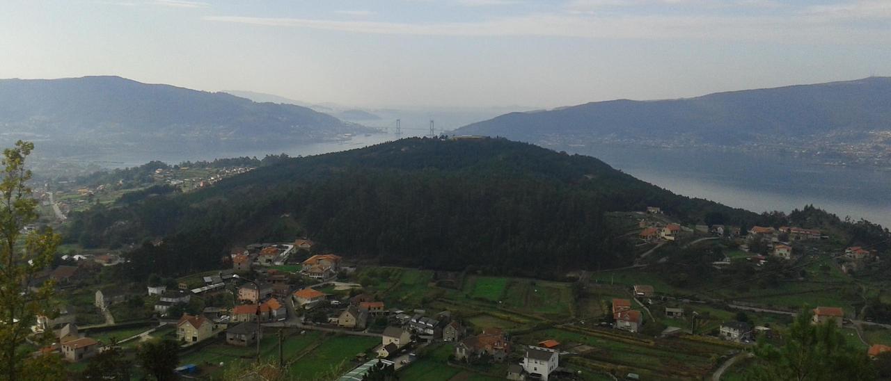 Vista de la ría de Vigo desde la cumbre de A Peneda.