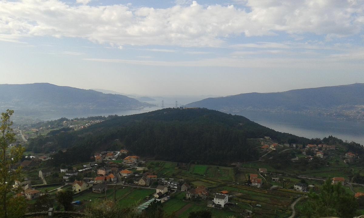 Vista de la ría de Vigo desde la cumbre de A Peneda.