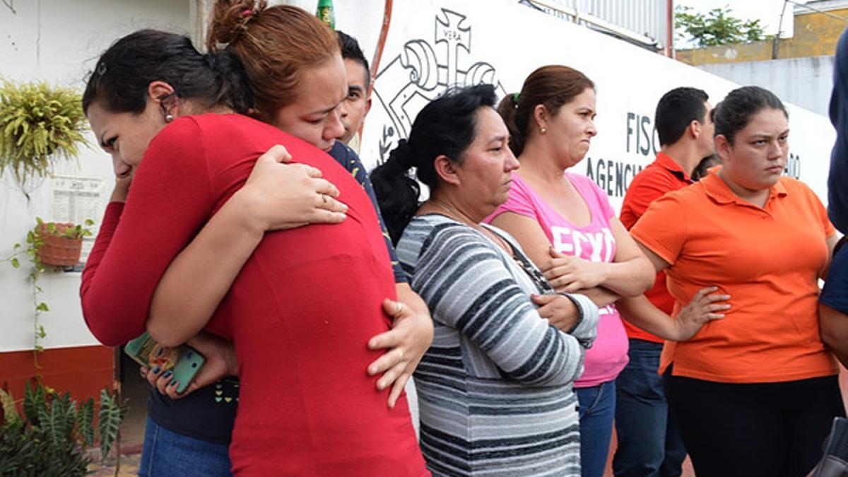 Familiares de los jóvenes desaparecidos en Tierra Blanca (Veracruz) esperan noticias de sus hijos ante la fiscalía local, el 2 de febrero.