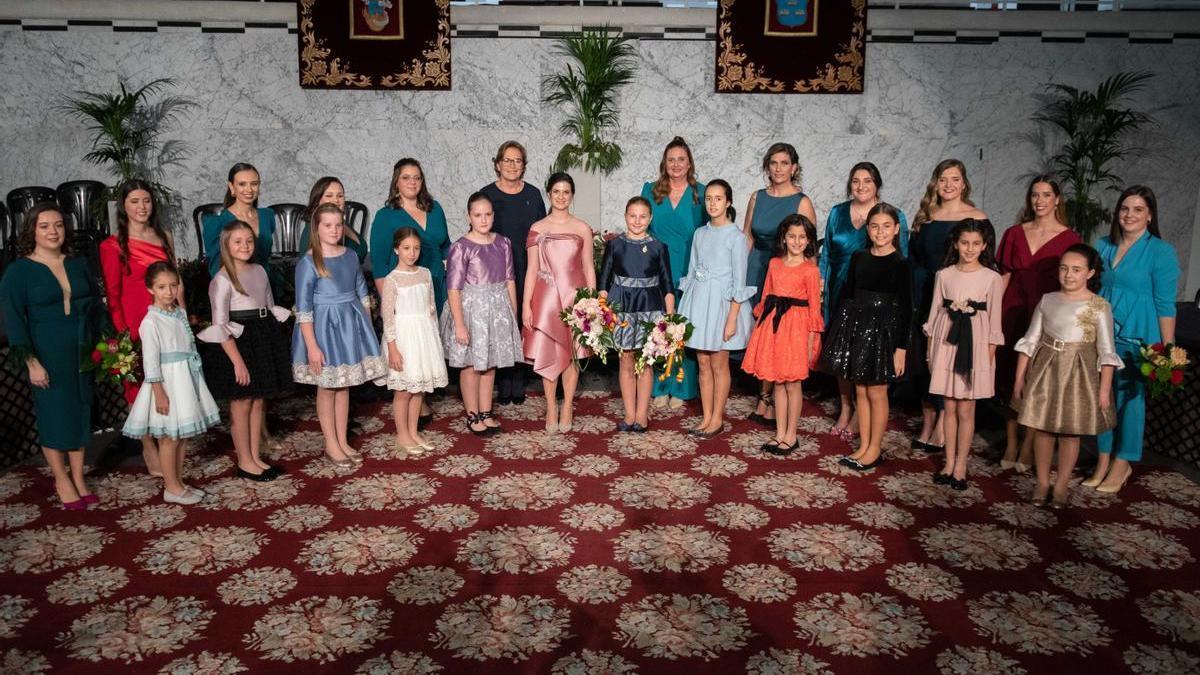 Al finalizar el emotivo acto no faltó la tradicional foto de grupo de las representantes josefinas de la ciudad. En el centro, con ramo de flores, las dos reinas.