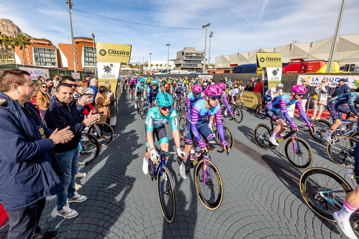Dylan Groenewegen en la salida en La Nucía de la “Clàssica Comunitat Valenciana” , antes de conseguir el triunfo en la meta de Valencia.