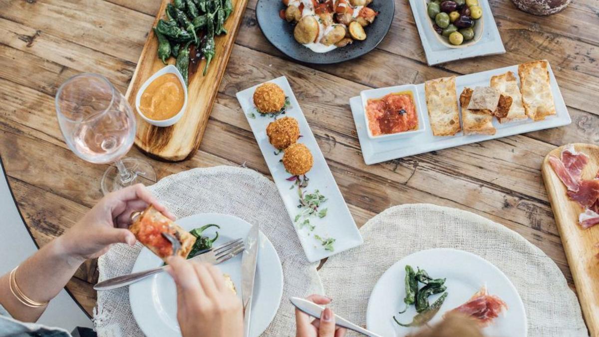 Variedad de platos para compartir en Villa Mercedes.