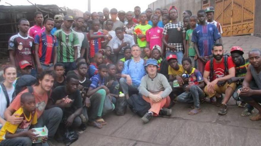 Los miembros de Anti Xenofobia de Sax y el edil villenense Luis Pardo con los limpiabotas de Guinea Conakry.