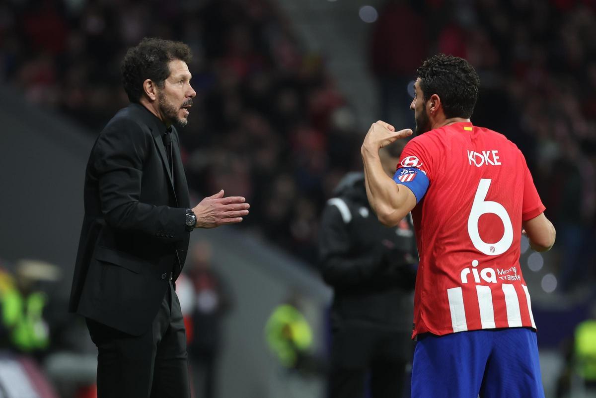 Koke habla con Simeone durante el partido ante el Athletic