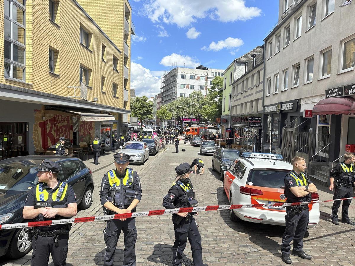 Un individuo apareció en la transitada calle turística de Reeperbahn, donde aficiones de Países Bajos y Polonia celebraban los prolegómenos del partido.