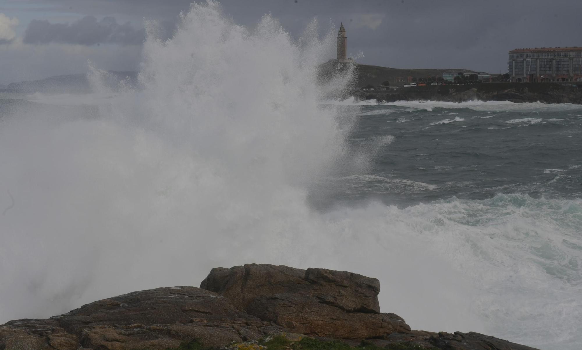 Alerta roja en el litoral coruñés por olas de hasta nueve metros